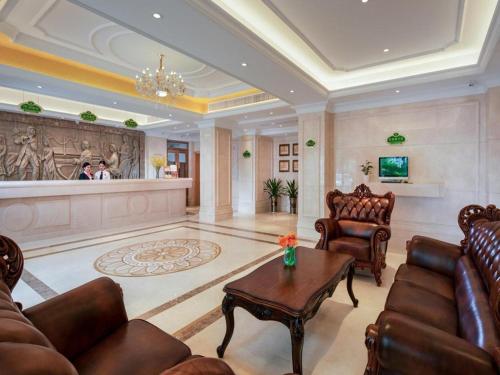 een woonkamer met lederen meubels en een lobby bij Vienna Hotel Shenzhen Yantian Port Branch in Shenzhen