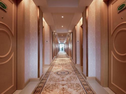 a corridor of a building with a long hallway at Vienna Hotel Shenzhen Yantian Port Branch in Shenzhen