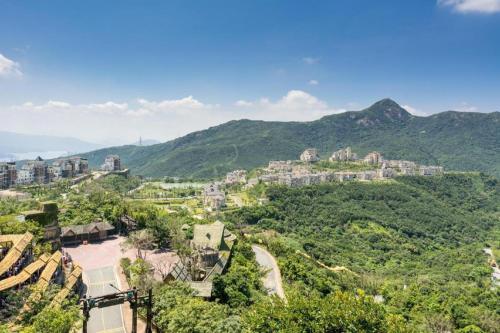 uitzicht op een stad met bergen op de achtergrond bij Vienna Hotel Shenzhen Yantian Port Branch in Shenzhen