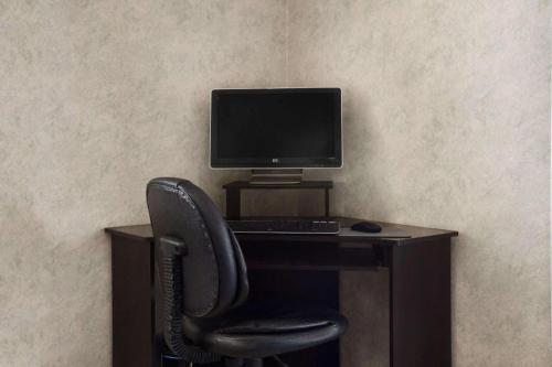 escritorio con monitor de ordenador y silla en Hotel Flagstaff I-40 East Lucky Lane, en East Flagstaff