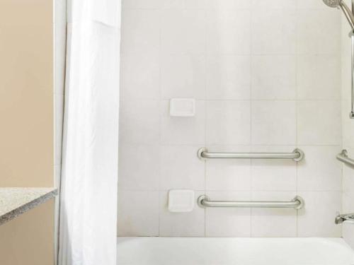 y baño con ducha y cortina de ducha. en The Inn at Lancaster, en Greenland