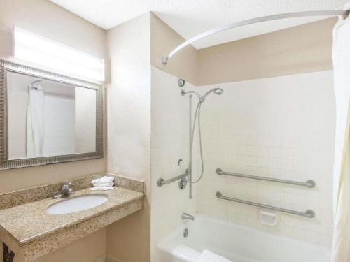uma casa de banho com um lavatório e um chuveiro em Americas Best Value Inn Lafayette em Lafayette