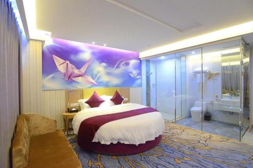 Crystal Love There Hotel في شنجن: غرفه فندقيه بسرير وحمام
