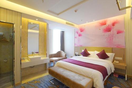 Crystal Love There Hotel في شنجن: غرفة الفندق بسرير ومغسلة