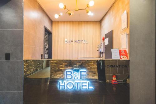 un bar en un hotel con un cartel en el suelo en B&F Hotel en Yeosu