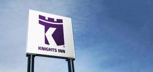 ein Schild für ein Krispy Kittties Inn in der Unterkunft Knights Inn Macedonia OH in Macedonia