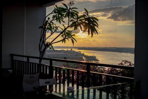 Infinity Hotel Jambi by Tritama Hospitality في جامبي: غرفة مع شرفة مطلة على المحيط