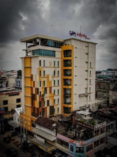 Infinity Hotel Jambi by Tritama Hospitality في جامبي: مبنى طويل فوق مدينة