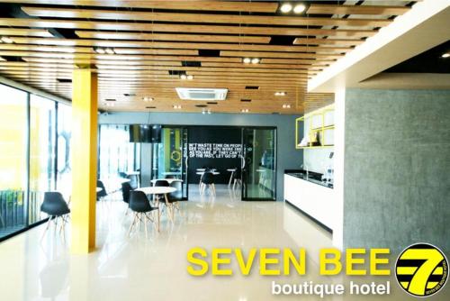 スリンにあるSeven bee boutique hotelのキッチン、ダイニングルームが備わります。