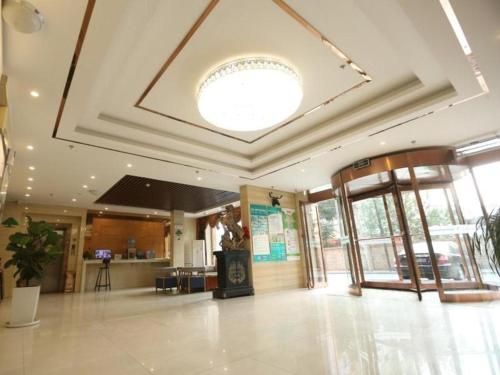 eine große Lobby mit einer großen Decke in der Unterkunft GreenTree Inn Taiyuan East Binhe Road Xiaodian High speed mouth Express Hotel in Kao-chung-ts'un