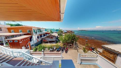 widok na plażę z balkonu budynku w obiekcie Sea beach Koh Larn 2 Hotel w mieście Ko Larn