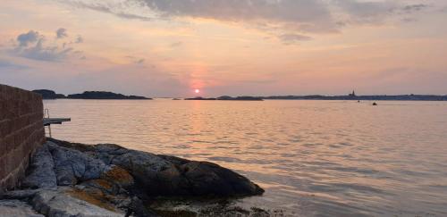 una puesta de sol sobre un gran cuerpo de agua en Hotell Sillen en Lysekil