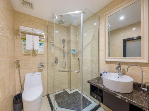 een badkamer met een douche, een toilet en een wastafel bij JIAN AI XI YUE HOTEL in Yiwu