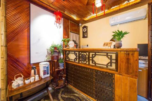 une chambre avec un grand écran dans une maison dans l'établissement The Courtyard Suzhou Inn Hemu Branch, à Suzhou