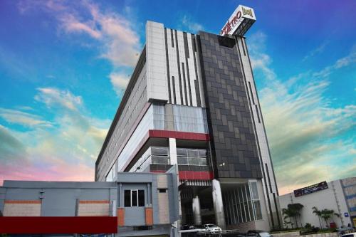 een hoog gebouw met een hemel op de achtergrond bij Grand Metro Hotel Tasikmalaya in Tasikmalaya
