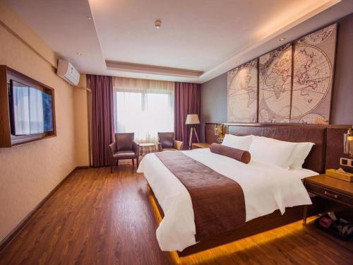 XixianにあるJames Joyce Coffetel Xinyang Xixian Longhu Huayiのベッド付きのホテルルームと壁に地図