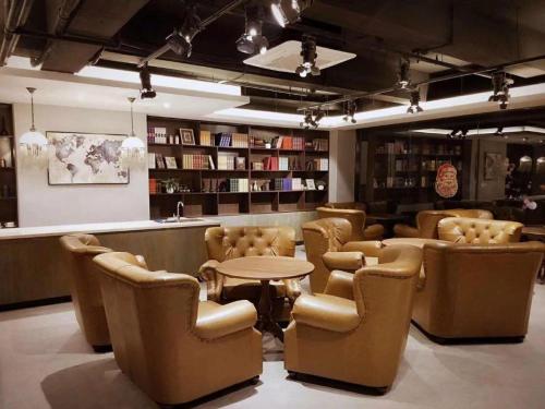a library with chairs and a table and a bar at James Joyce Coffetel Shijiazhuang Century Park Shiji Huamao in Ershilipu