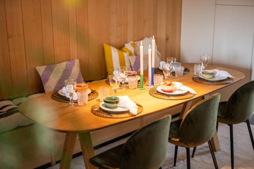a wooden table with plates of food on it at Magique 31 - Luxeverblijf met tuin & parking in Oostduinkerke