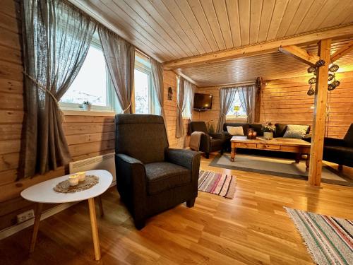 sala de estar con silla y mesa en Lofoten Troll Point, en Bøstad