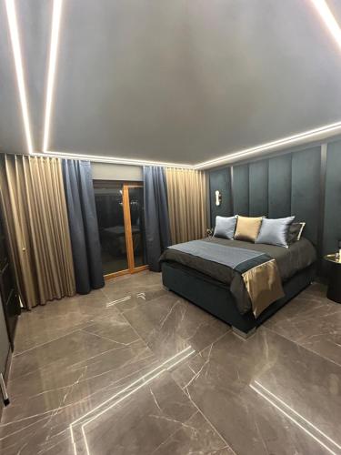 a bedroom with a bed in the middle of it at Big Modern Home in Murrayfield next to the Murrayfield Stadium in Edinburgh