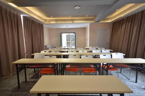 una sala de conferencias con mesas, sillas y una ventana en Xana Lite Ganzi Luding YanAn Road en Lutingkiao