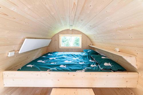 een bed in een kleine kamer in een houten hut bij Camping Marmolada Malga Ciapela in Malga Ciapela