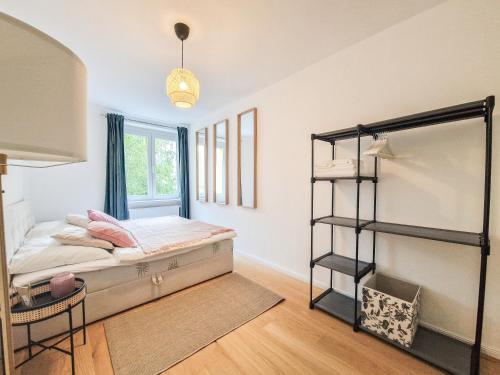 - une chambre avec des lits superposés et une fenêtre dans l'établissement FeelHome-Donau-6 Gäste-WiFi-Smart TV, à Vienne