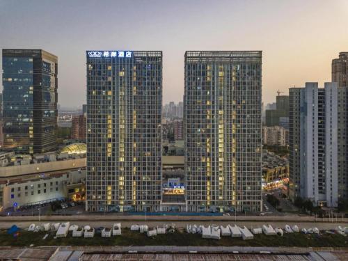 eine Gruppe großer Gebäude in einer Stadt in der Unterkunft Xana Hotelle Nanchang Gaoxin Xincheng Wuyue Plaza in Nanchang