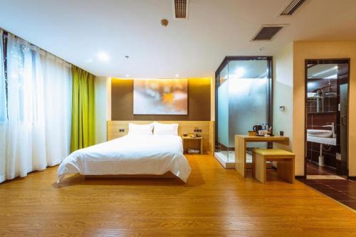 鴛鴦橋的住宿－IU Hotel Chongqing Jiangbei International Airport，一间带白色床的卧室和一间浴室