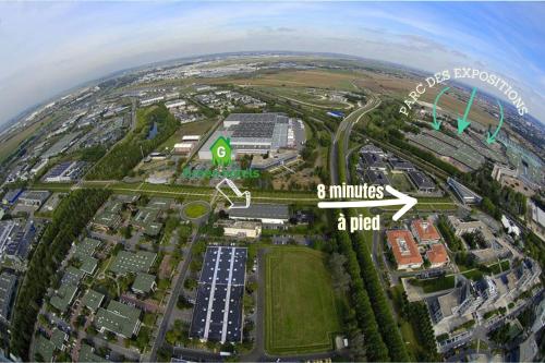 eine Luftansicht einer Stadt mit Gebäuden und Straßen in der Unterkunft Greenhotels Roissy Parc des Expositions in Tremblay En France