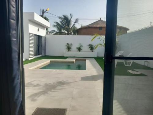 Elle offre une vue sur une cour avec une piscine. dans l'établissement villa de standing, à Sali Nianiaral