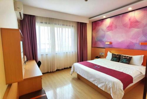 Un pat sau paturi într-o cameră la Pai Hotel Chengdu Qingbai River Branch