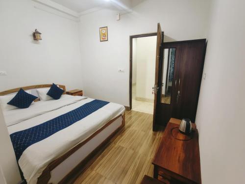 En eller flere senge i et værelse på Jain Homestay