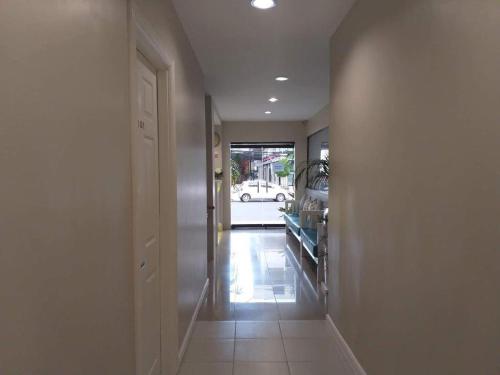 un corridoio vuoto con un corridoio che conduce a una camera di Hotel Midori Davao a Davao