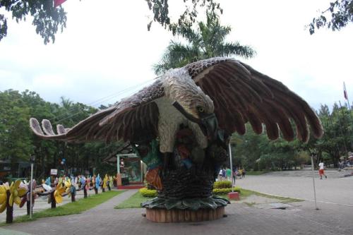 una gran estatua de un águila en una calle en Hotel Midori Davao en Dávao