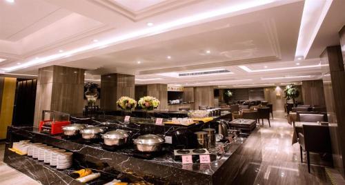 - un buffet dans un restaurant avec des tables et des chaises dans l'établissement Fortune Hotel Ningde, à Ningde