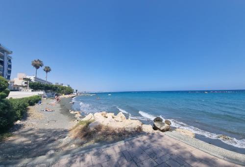 una playa con gente nadando en el agua en Unique Sea & City Lifestyle Studio, en Limassol