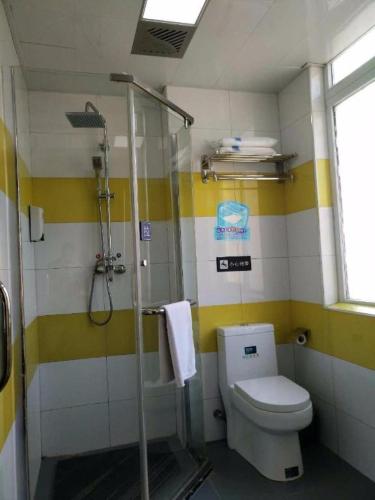 łazienka z prysznicem i toaletą w obiekcie 7 Days Inn Enshi Xueyuan Road Shinan Ancient City w Enshi