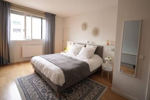 - une chambre avec un grand lit et un miroir dans l'établissement Rooftop Flat w/ outdoor terrasse, à Courbevoie
