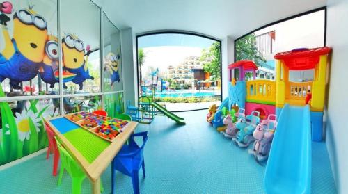 The Bed Vacation Rajamangala Hotel في سونغكلا: غرفة لعب للأطفال مع مجموعة لعب وملعب