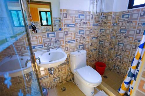 y baño con aseo y lavamanos. en Hillside Villa, en Basco