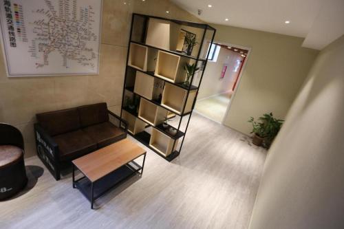 uma sala de estar com um sofá e uma mesa de centro em Shanghai Jiejia hotel em Xangai