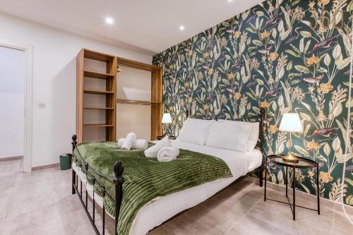 een slaapkamer met een bed met bloemenbehang bij Designer 3BR home with Private Balcony in Gzira by 360 Estates in Il-Gżira