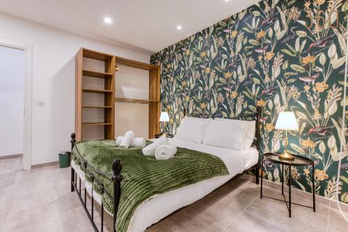 una camera da letto con un letto con carta da parati floreale di Designer 3BR home with Private Balcony in Gzira by 360 Estates a Il-Gżira