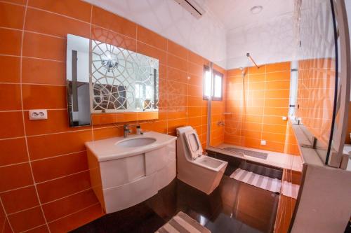 a bathroom with a sink and a toilet at MangoHouse in Maputo