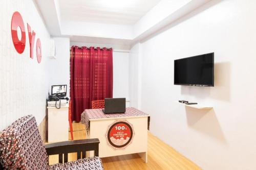 um quarto com um pódio e uma televisão na parede em OYO 128 d'Builders Rooms Phase 2 em Manila