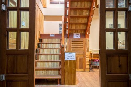 Pokój z spiralnymi schodami i książkami w obiekcie BankongRimkhong Chiangkhan w mieście Chiang Khan