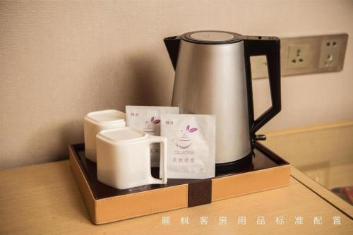 Longtansi的住宿－Lavande Hotels Chengdu University of Technology，桌子上的一个咖啡壶