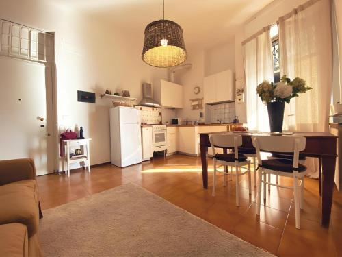 - une cuisine et une salle à manger avec une table et des chaises dans l'établissement A Casa di Gemma - Affitti Brevi Italia, à Milan