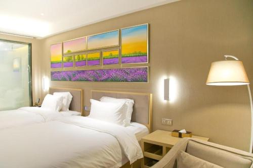 - 2 lits dans une chambre d'hôtel ornée d'une peinture murale dans l'établissement Lavande Hotels Shenzhen Longgang Dayun Center Jixiang Metro Station, à Longgang